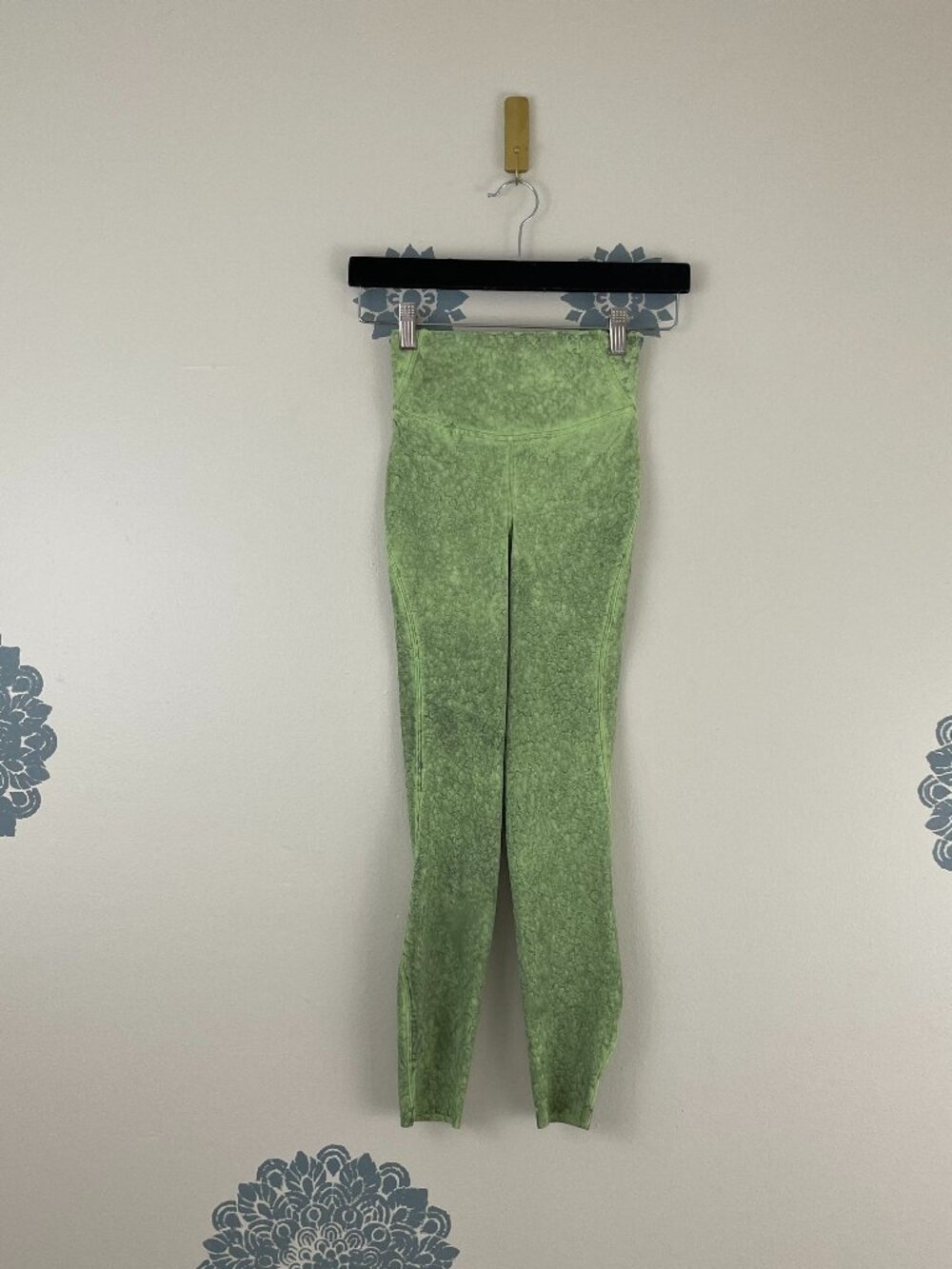 Lululemon Base Pace High Rise Tight in City Grit Green Multi Size 0